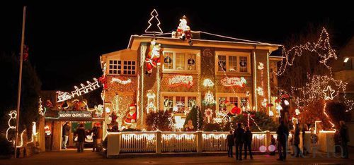 Decoración del exterior de una casa en Navidad